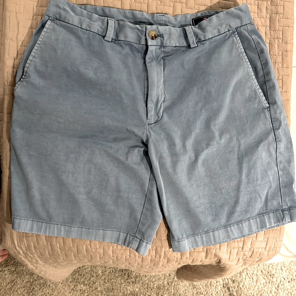 Great looking Vineyard Vines Blue Breaker flat front shorts